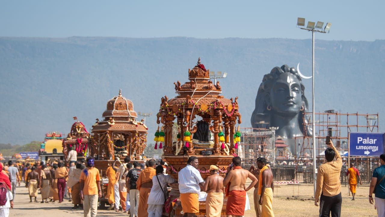 மகா சிவராத்திரி: ஆதியோகி, 63 தேர்களுடன் ஈஷாவிற்கு பாதயாத்திரை வந்த சிவனடியார்கள்!