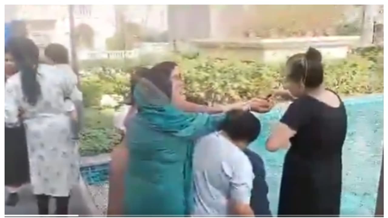 മഹാ കുംഭമേളയിൽ നേരിട്ട് പങ്കെടുക്കാൻ കഴിയാത്തവർക്കായി സ്വിമ്മിംഗ് പൂളിൽ 'പുണ്യസ്നാനം'; വീഡിയോ വൈറൽ