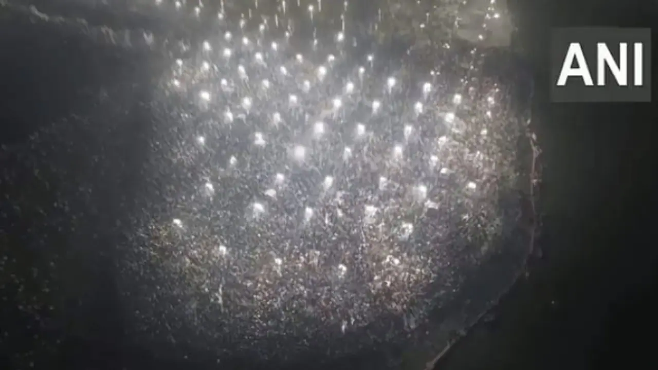 Maha Kumbh 2025: Thousands gather for last 'snan' at Triveni Sangam on Maha Shivaratri; VIDEO