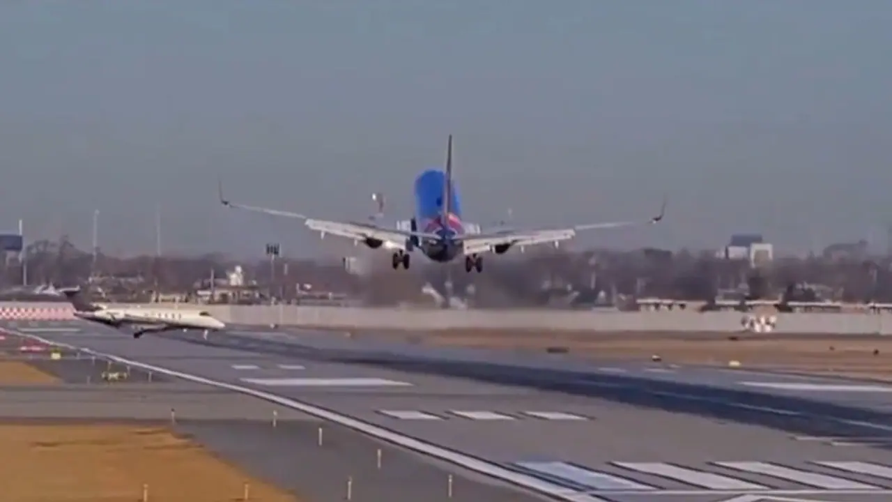 US flight aborts landing