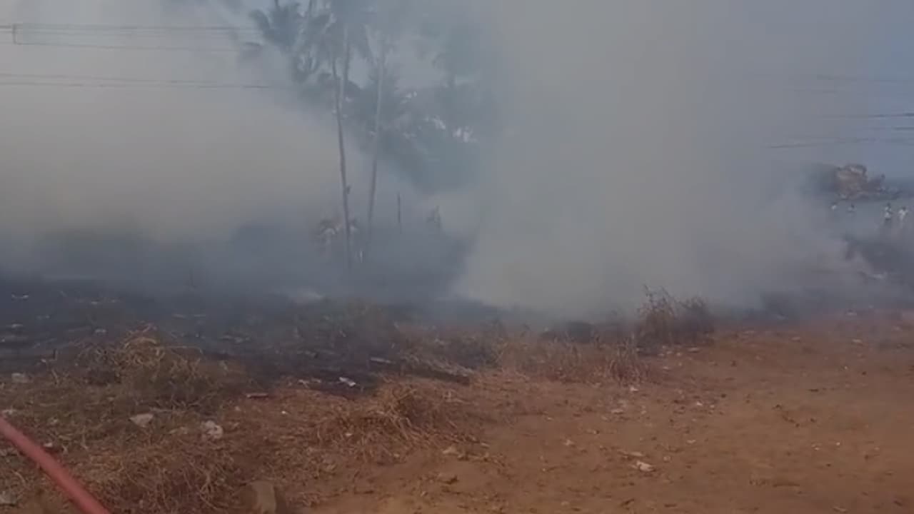 രാവിലെയോടെ കോവളത്തെ പറമ്പിൽ ആളിപ്പടര്ന്ന് തീ, പരിഭ്രാന്തരായി ബീച്ചിലും ഹോട്ടലുകളിലും ഉള്ള വിദേശികൾ, തീയണച്ചു രാവിലെയോടെ കോവളത്തെ പറമ്പിൽ ആളിപ്പടര്ന്ന് തീ, പരിഭ്രാന്തരായി ബീച്ചിലും ഹോട്ടലുകളിലും ഉള്ള വിദേശികൾ, തീയണച്ചു