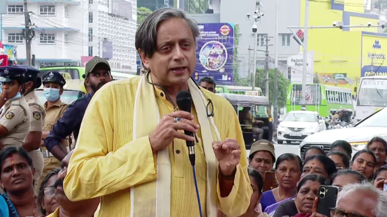 കെ സുധാകരനെ മാറ്റേണ്ടെന്ന് ശശി തരൂർ; 'താൻ ഒറ്റയ്ക്ക്, ആരും നടക്കാത്ത വഴിയിലൂടെ നടക്കുന്നു' കെ സുധാകരനെ മാറ്റേണ്ടെന്ന് ശശി തരൂർ; 'താൻ ഒറ്റയ്ക്ക്, ആരും നടക്കാത്ത വഴിയിലൂടെ നടക്കുന്നു'