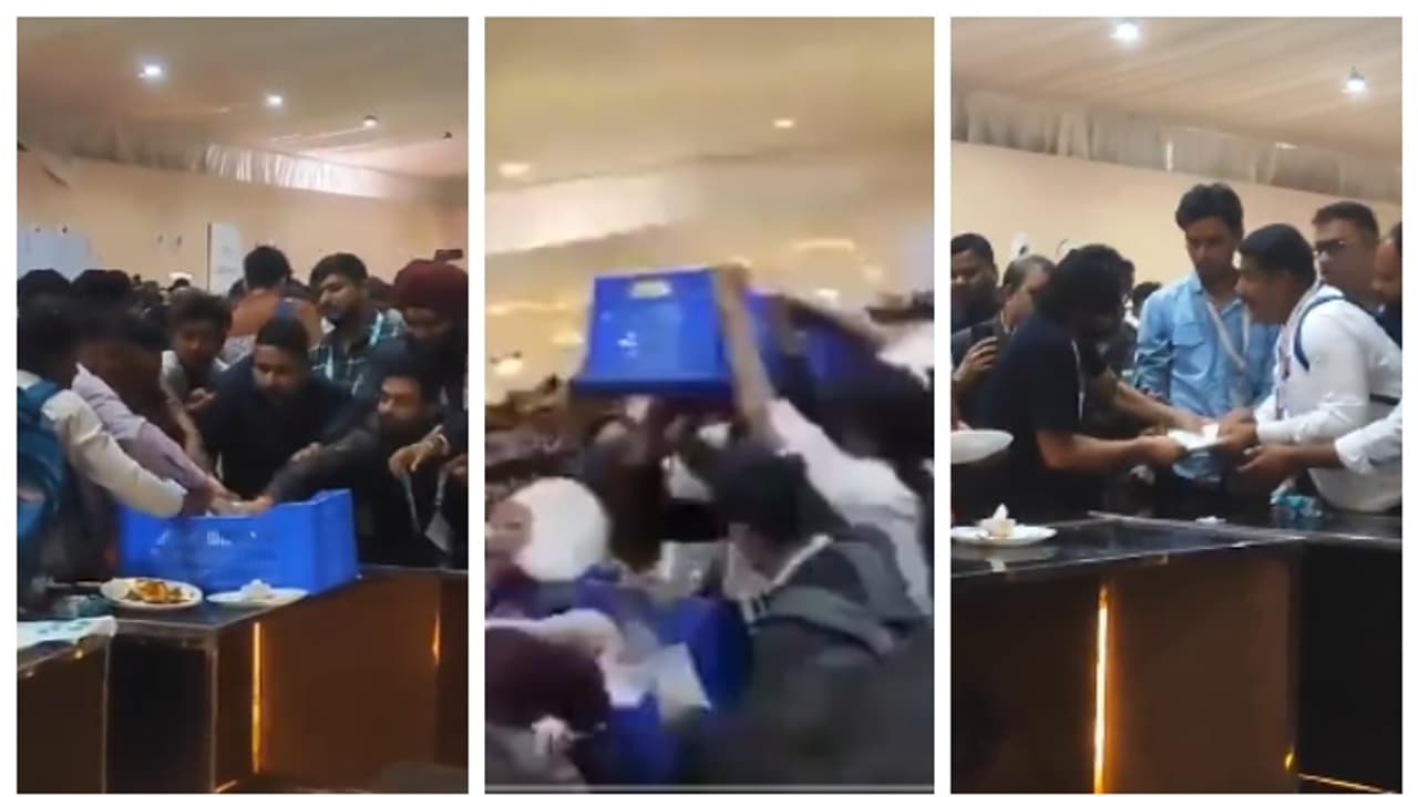 മധ്യപ്രദേശ് ആഗോള നിക്ഷേപക ഉച്ചകോടിക്കിടെ ഭക്ഷണ പാത്രത്തിന് വേണ്ടി പൊരിഞ്ഞ അടി; വീഡിയോ വൈറൽ മധ്യപ്രദേശ് ആഗോള നിക്ഷേപക ഉച്ചകോടിക്കിടെ ഭക്ഷണ പാത്രത്തിന് വേണ്ടി പൊരിഞ്ഞ അടി; വീഡിയോ വൈറൽ