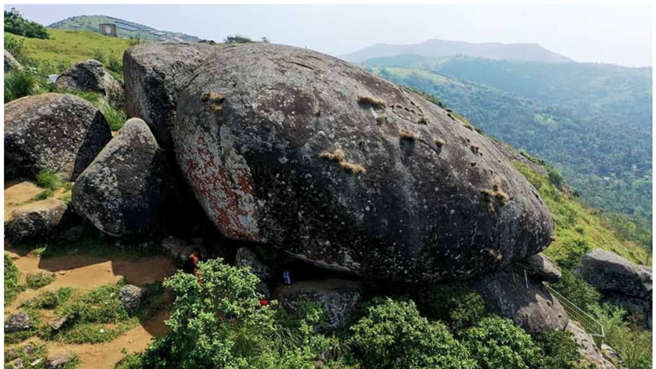 പാറകൾക്ക് ഇടയിലൂടെ ഞെരുങ്ങി ഒരു സാഹസിക യാത്ര ആയാലോ? ആമപ്പാറയിലേക്ക് വിട്ടോളൂ... പാറകൾക്ക് ഇടയിലൂടെ ഞെരുങ്ങി ഒരു സാഹസിക യാത്ര ആയാലോ? ആമപ്പാറയിലേക്ക് വിട്ടോളൂ...