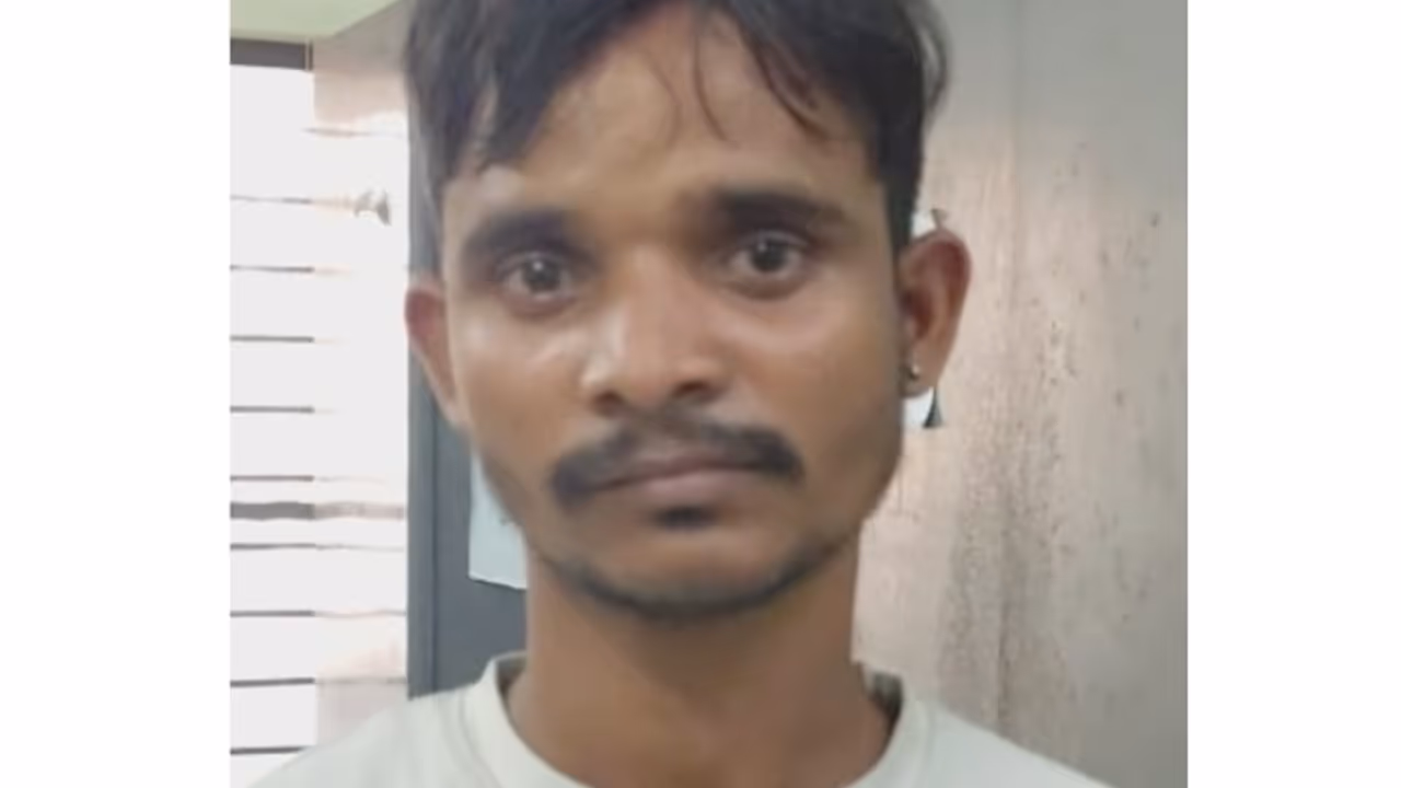 റെയിൽവെ സ്റ്റേഷനിൽ വെച്ച് രണ്ട് ബാഗുകളുമായി പിടിയിലായ ഇതര സംസ്ഥാന തൊഴിലാളി കൊണ്ടുവന്നത് 1.6 കിലോ കഞ്ചാവ് റെയിൽവെ സ്റ്റേഷനിൽ വെച്ച് രണ്ട് ബാഗുകളുമായി പിടിയിലായ ഇതര സംസ്ഥാന തൊഴിലാളി കൊണ്ടുവന്നത് 1.6 കിലോ കഞ്ചാവ്