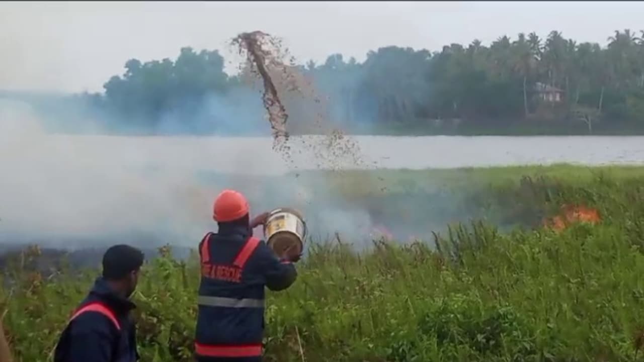 വെള്ളായണി കായൽ തീരത്ത് തീപിടുത്തം; പതിനഞ്ച് ഏക്കറോളം സ്ഥലത്ത് തീ പടർന്നുപിടിച്ചു