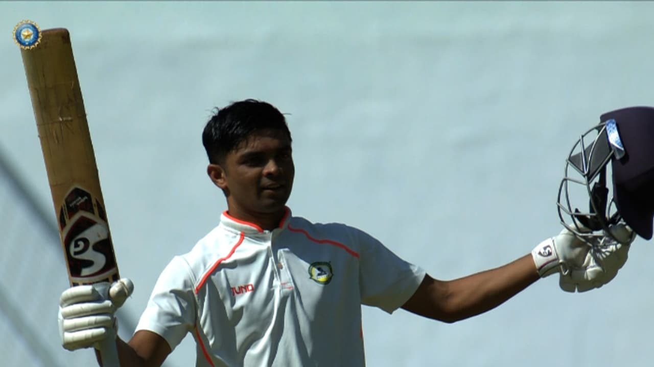 രഞ്ജി ഫൈനല്‍: മലേവാറിന്‍റെ മാരത്തണ്‍ ഇന്നിംഗ്‌സ് അവസാനിപ്പിച്ച് കേരളം, ബേസിലിന്‍റെ പന്തില്‍ ക്ലീന്‍ ബൗള്‍ഡ്