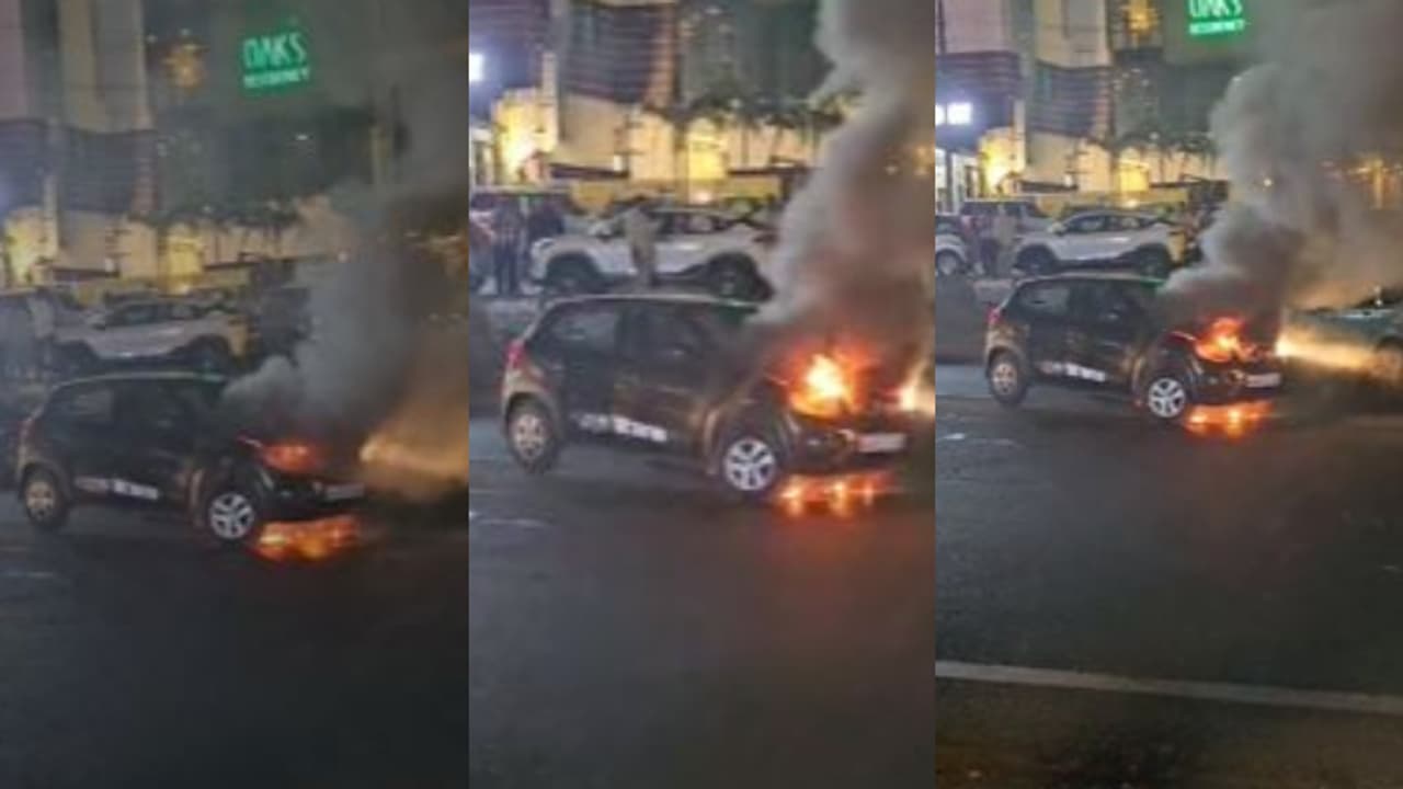 ഓടിക്കൊണ്ടിരിക്കെ റെനോ ക്വിഡ് കാറിന്റെ ബോണറ്റിൽ നിന്ന് പുക, പിന്നാലെ തീ; ബേക്കലിൽ കാർ കത്തി നശിച്ചു ഓടിക്കൊണ്ടിരിക്കെ റെനോ ക്വിഡ് കാറിന്റെ ബോണറ്റിൽ നിന്ന് പുക, പിന്നാലെ തീ; ബേക്കലിൽ കാർ കത്തി നശിച്ചു