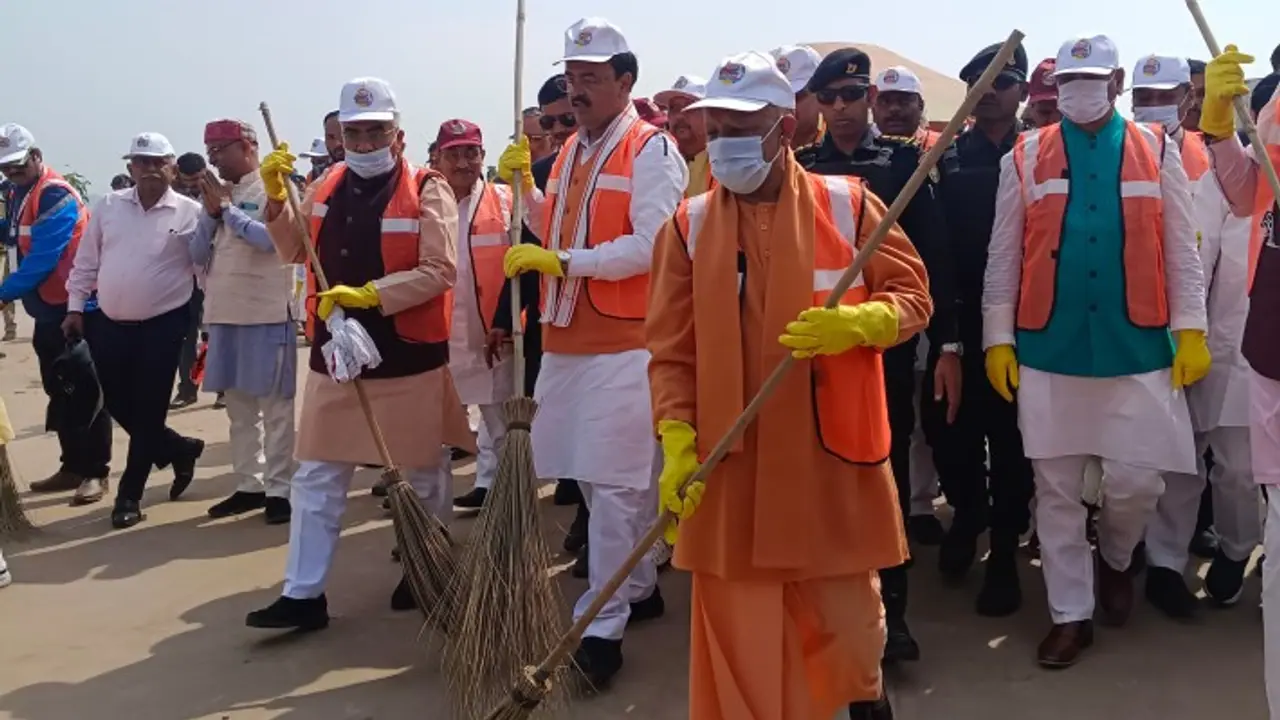 CM Yogi announces ₹10,000 bonus and health insurance for sanitation and health workers of Mahakumbh