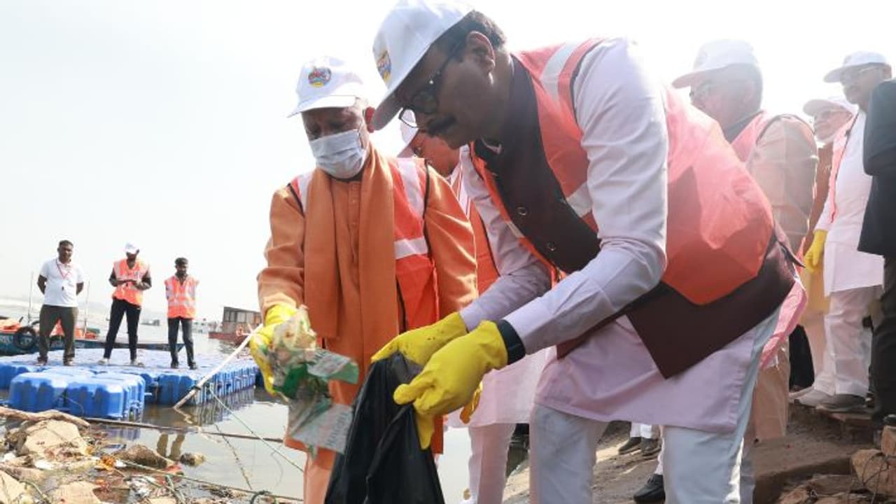 ప్రయాగరాజ్ కుంభమేళా ప్రాంతాన్ని స్వయంగా శుభ్రంచేసిన సీఎం యోగి...