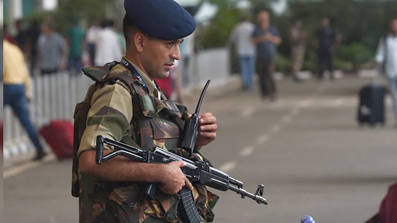 69 ஆயிரம் சம்பளம்: 10 வகுப்பு முடித்தவர்களுக்கு CISF மத்திய பாதுகாப்புப் படையில் வேலை