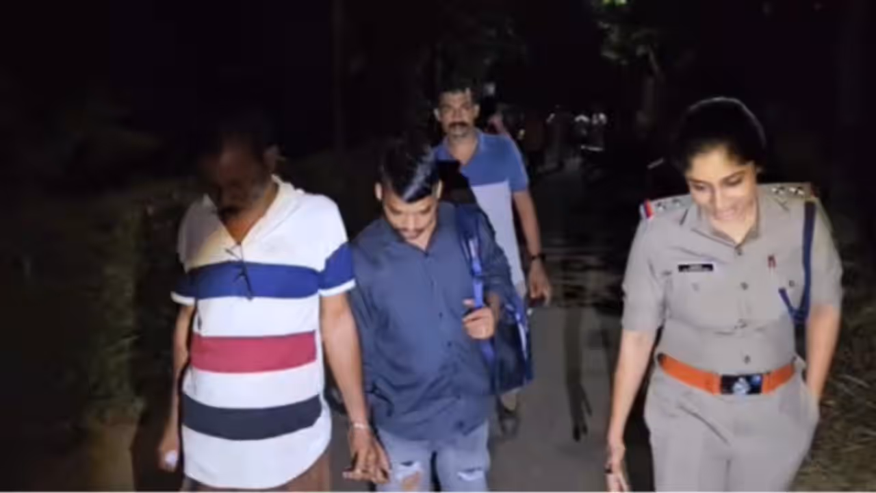 വാടകയ്ക്ക് താമസിക്കുന്ന അതിഥി തൊഴിലാളികളെ നാട്ടുകാർ തടഞ്ഞു; പൊലീസെത്തി പരിശോധിച്ചു; പിടിച്ചത് 10 കിലോ കഞ്ചാവ് വാടകയ്ക്ക് താമസിക്കുന്ന അതിഥി തൊഴിലാളികളെ നാട്ടുകാർ തടഞ്ഞു; പൊലീസെത്തി പരിശോധിച്ചു; പിടിച്ചത് 10 കിലോ കഞ്ചാവ്