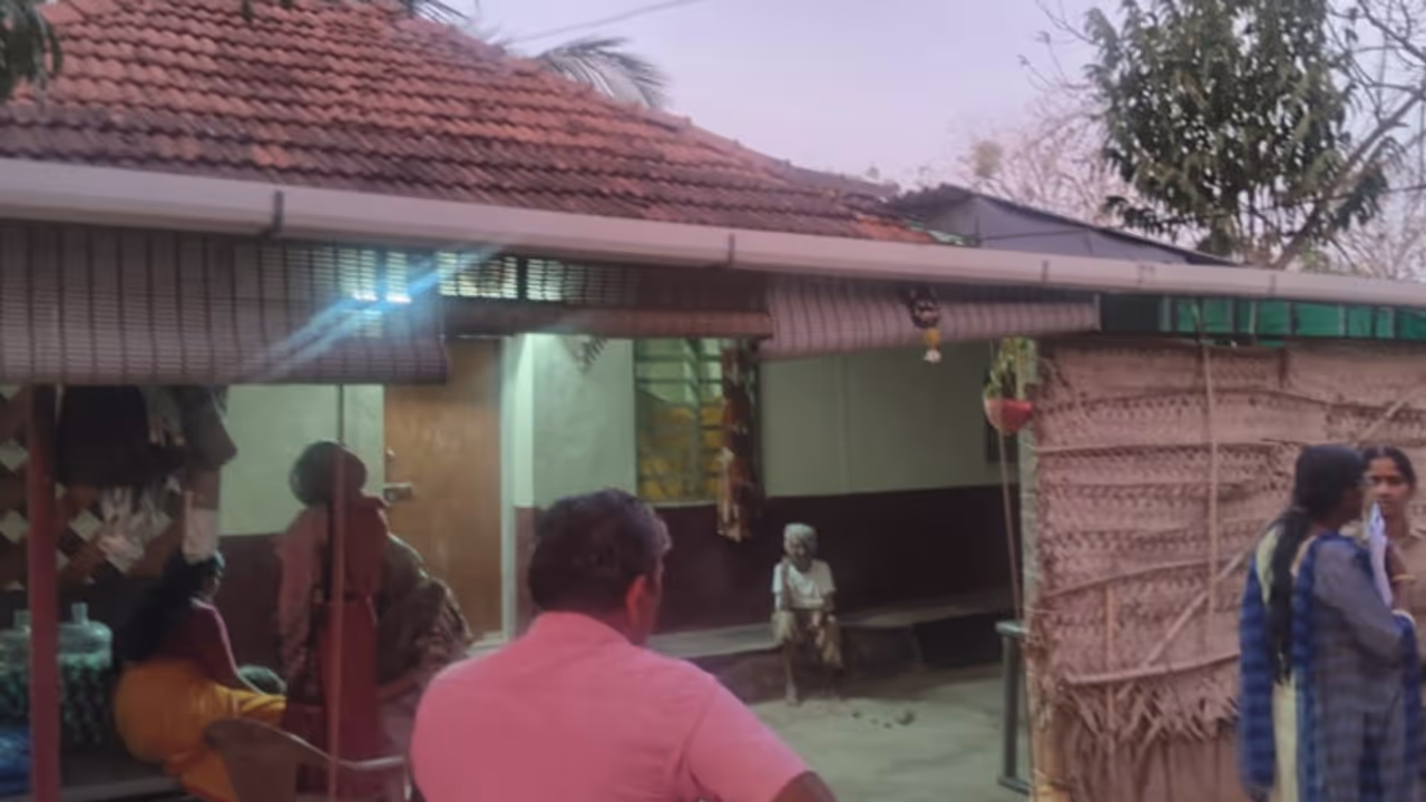 പാലക്കാട് വിദ്യാര്ത്ഥിനി വീടിനുള്ളിൽ മരിച്ച നിലയിൽ, മറ്റൊരിടത്ത് വീടിന് സമീപം യുവാവും മരിച്ച നിലയിൽ പാലക്കാട് വിദ്യാര്ത്ഥിനി വീടിനുള്ളിൽ മരിച്ച നിലയിൽ, മറ്റൊരിടത്ത് വീടിന് സമീപം യുവാവും മരിച്ച നിലയിൽ