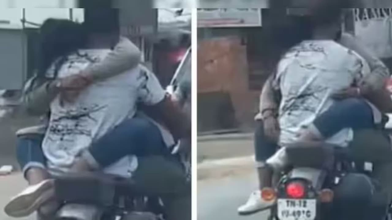 Bengaluru: 'ಏ ಗಂಗೂ ಬೈಕು ಕಲಿಸಿಕೊಡೋ ನಂಗು..' ಎಂದು Fuel Tank ಮೇಲೆ ಕುಂತ ಹುಡುಗಿ, ಪೊಲೀಸರಿಗೆ ಇನ್ನೂ ಸಿಗದ ಲವರ್ಸ್! Bengaluru: 'ಏ ಗಂಗೂ ಬೈಕು ಕಲಿಸಿಕೊಡೋ ನಂಗು..' ಎಂದು Fuel Tank ಮೇಲೆ ಕುಂತ ಹುಡುಗಿ, ಪೊಲೀಸರಿಗೆ ಇನ್ನೂ ಸಿಗದ ಲವರ್ಸ್!