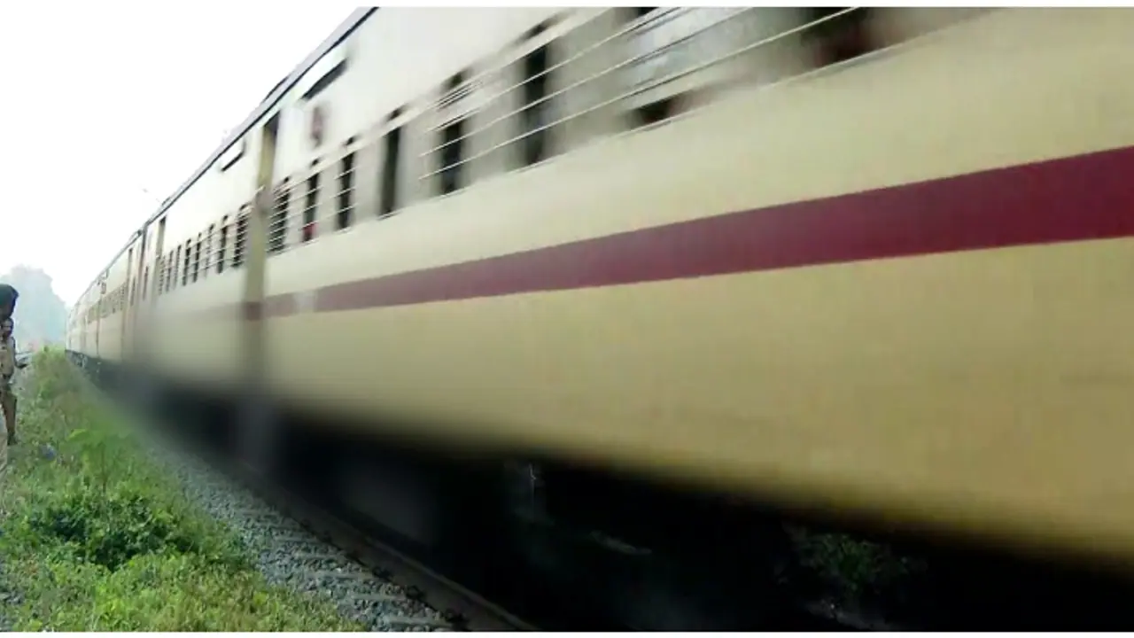 ವೀಡಿಯೋಗಾಗಿ ಕಿಟಕಿ ಬದಿ ಕುಳಿತು ಪ್ರಯಾಣಿಸುತ್ತಿದ್ದವನ ಕೆನ್ನೆಗೆ ಬಾರಿಸಿದ ಯೂಟ್ಯೂಬರ್ ಅರೆಸ್ಟ್ ವೀಡಿಯೋಗಾಗಿ ಕಿಟಕಿ ಬದಿ ಕುಳಿತು ಪ್ರಯಾಣಿಸುತ್ತಿದ್ದವನ ಕೆನ್ನೆಗೆ ಬಾರಿಸಿದ ಯೂಟ್ಯೂಬರ್ ಅರೆಸ್ಟ್