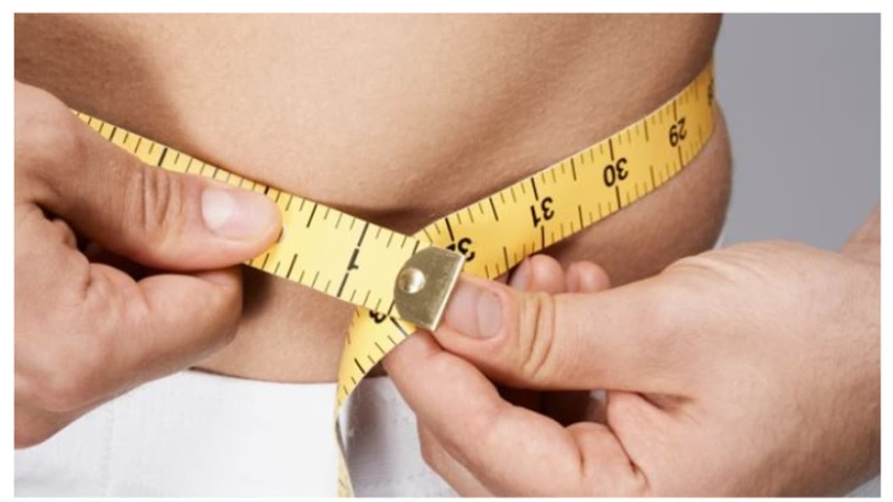 Health Tips : അത്താഴം ഒഴിവാക്കുന്നത് വണ്ണം കുറയ്ക്കാൻ സഹായിക്കുമോ? ന്യൂട്രീഷ്യനിസ്റ്റ് പറയുന്നു Health Tips : അത്താഴം ഒഴിവാക്കുന്നത് വണ്ണം കുറയ്ക്കാൻ സഹായിക്കുമോ? ന്യൂട്രീഷ്യനിസ്റ്റ് പറയുന്നു