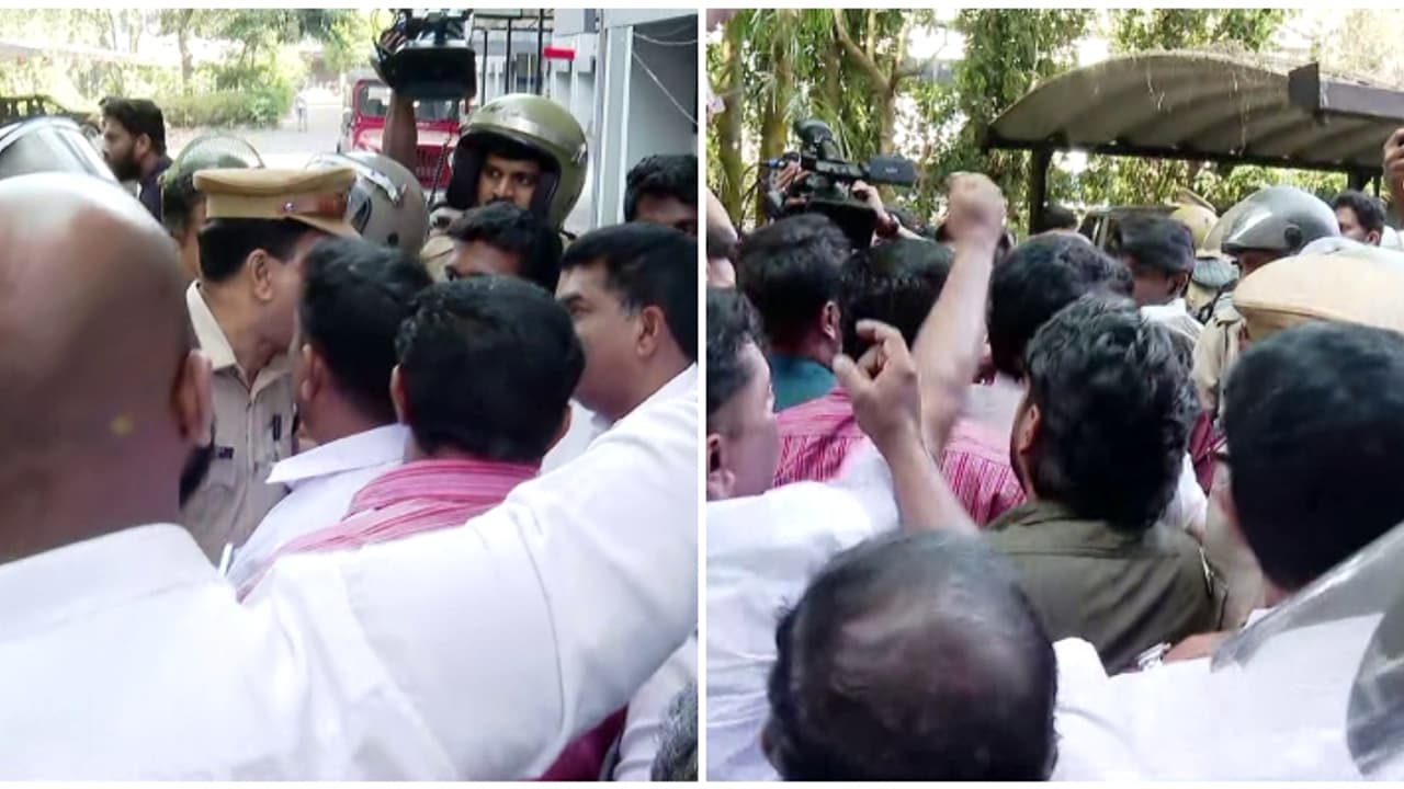 വയനാട് പുനരധിവാസം: യുഡിഎഫിന്റെ കളക്ട്രേറ്റ് ഉപരോധം സംഘർഷത്തിൽ, ജീവനക്കാരെ കടത്തിവിട്ടില്ല വയനാട് പുനരധിവാസം: യുഡിഎഫിന്റെ കളക്ട്രേറ്റ് ഉപരോധം സംഘർഷത്തിൽ, ജീവനക്കാരെ കടത്തിവിട്ടില്ല