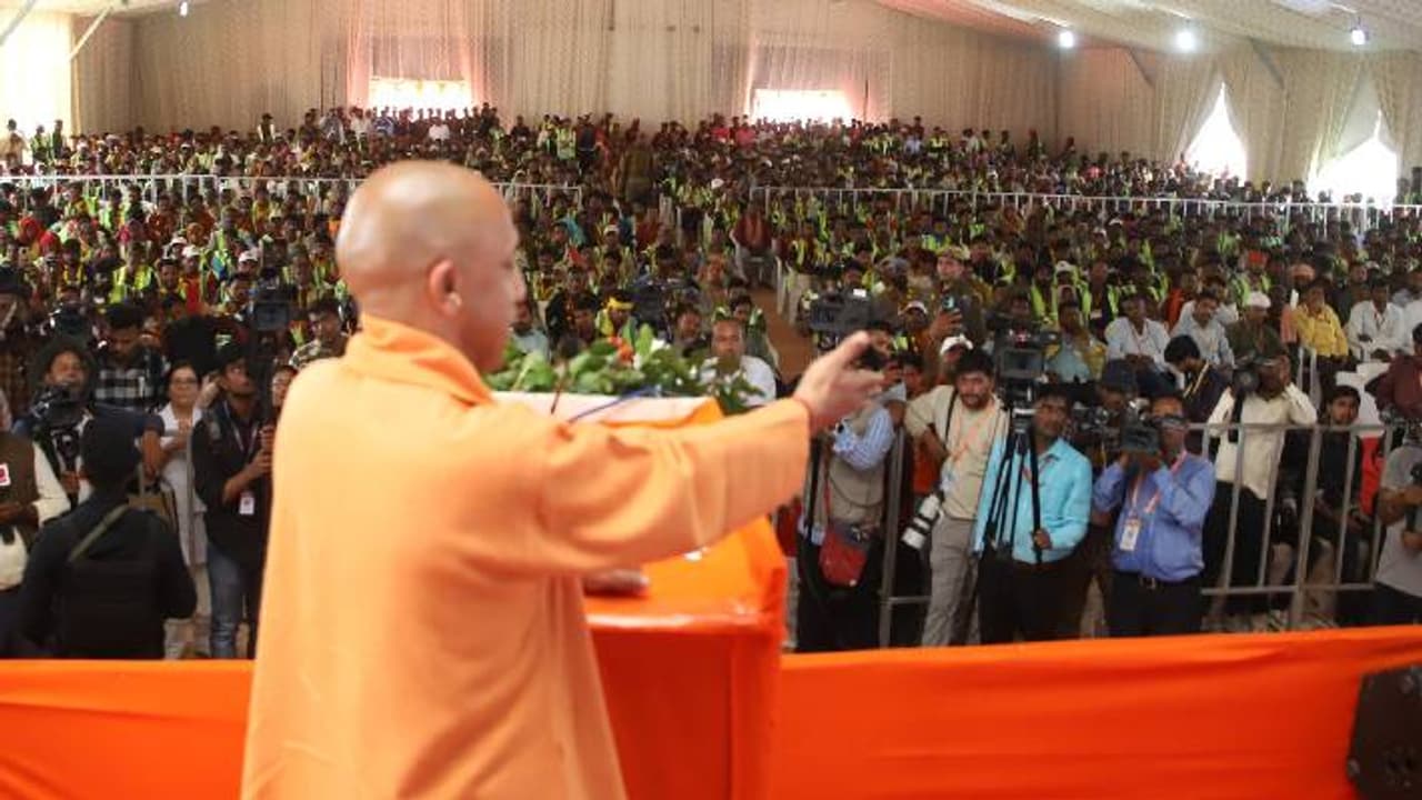 நோயாளிகளுக்கு பரிசோதனை, கண்ணாடிகள் வழங்கிய நேத்ர சேவைக்கு யோகி ஆதித்யநாத் பாராட்டு!