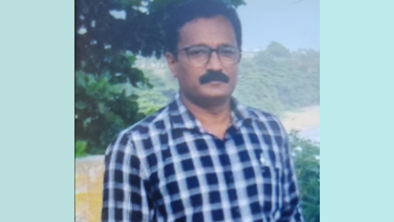 റെയ്ഞ്ച് ഓഫീസർ ക്രൂരമായി മർദിച്ചു, കള്ളക്കേസെടുത്തു; അധ്യാപകന്റെയും മകന്റെയും പരാതിയില് കേസെടുത്ത് പൊലീസ് റെയ്ഞ്ച് ഓഫീസർ ക്രൂരമായി മർദിച്ചു, കള്ളക്കേസെടുത്തു; അധ്യാപകന്റെയും മകന്റെയും പരാതിയില് കേസെടുത്ത് പൊലീസ്