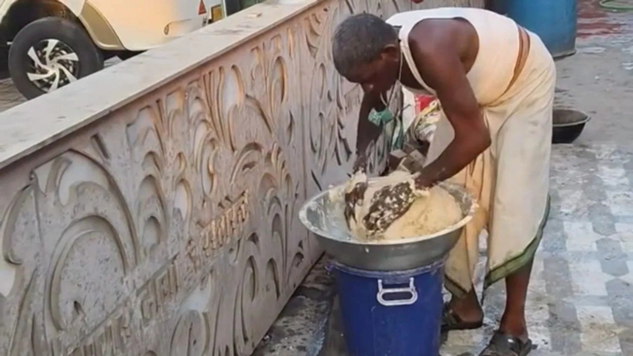 ಧರ್ಮದ್ರೋಹಿ | ಕುಂಭಮೇಳಕ್ಕೆ ಹೋಗೋರಿಗೆ ಚರಂಡಿ ನೀರಿನಿಂದ ತಯಾರಿಸಿದ ರೊಟ್ಟಿ ಕೊಡ್ತಿದ್ದ ಪಾಪಿ! ವಿಡಿಯೋ ವೈರಲ್