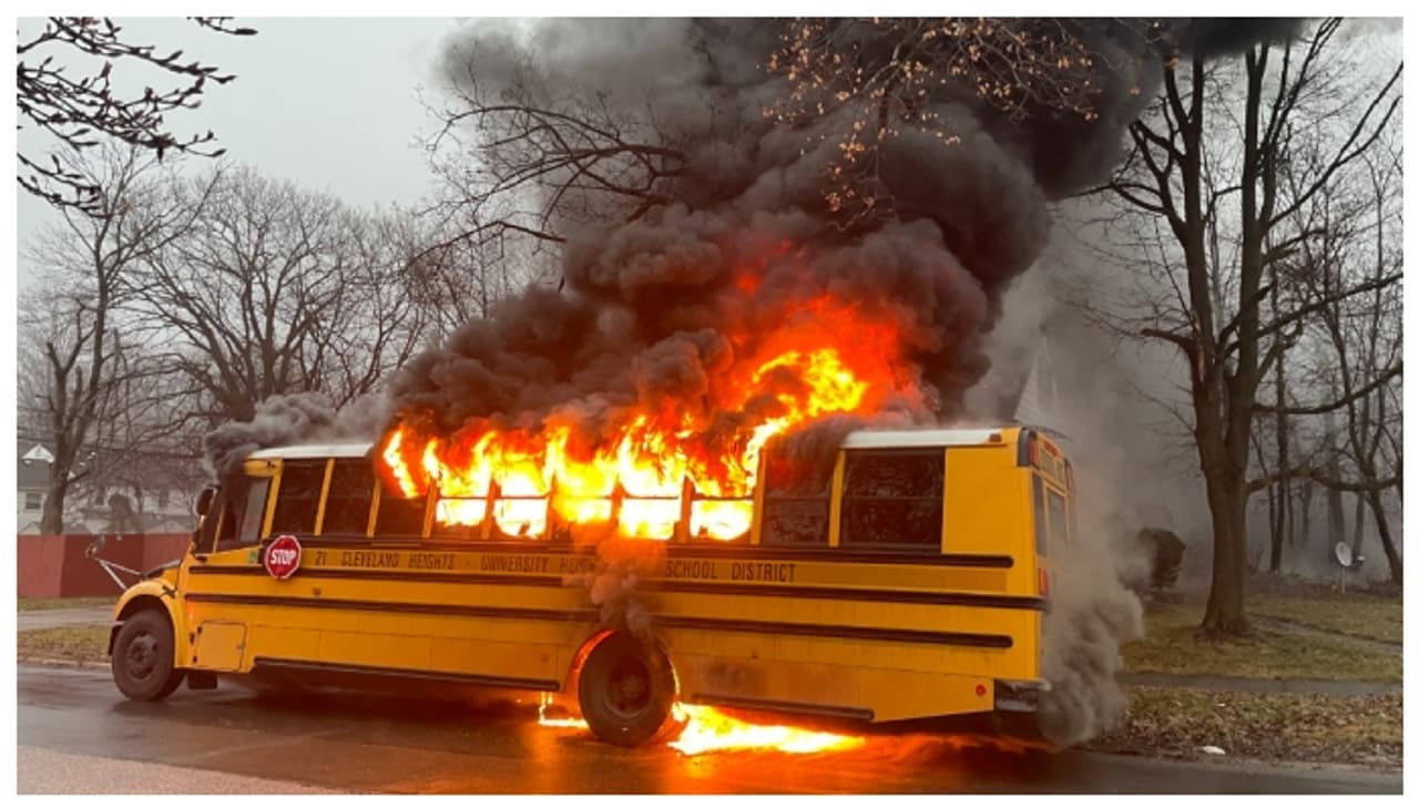 തീ ആളിപ്പടർന്ന സ്കൂൾ ബസില്‍ നിന്നും 15 കുട്ടികളെ അത്ഭുതകരമായി രക്ഷപ്പെടുത്തി ഡ്രൈവർ; സംഭവം യുഎസില്‍ 