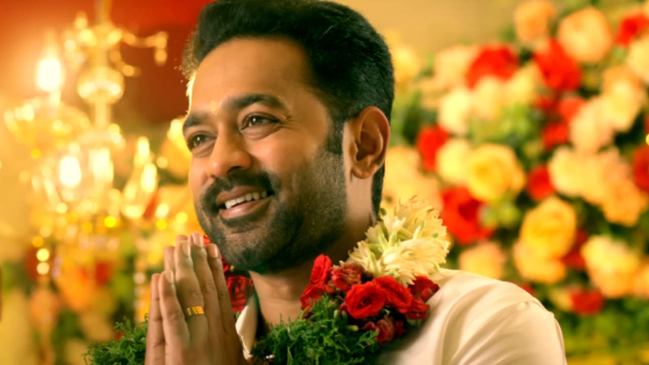 ഹാട്രിക് ഹിറ്റിന് ആസിഫ് അലി; 'ആഭ്യന്തര കുറ്റവാളി' ടീസര് എത്തി ഹാട്രിക് ഹിറ്റിന് ആസിഫ് അലി; 'ആഭ്യന്തര കുറ്റവാളി' ടീസര് എത്തി