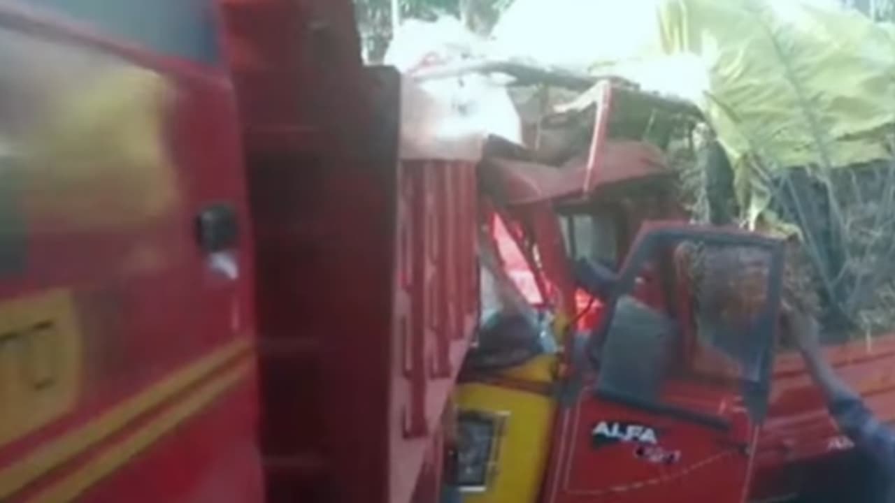 നിയന്ത്രണം വിട്ട് ചായക്കടയിലേക്ക് ഇടിച്ചുകയറിയ ലോറിയുടെ പിറകിൽ ഗുഡ്‌സ് ഓട്ടോ ഇടിച്ചു; രണ്ട് പേർക്ക് പരിക്ക്