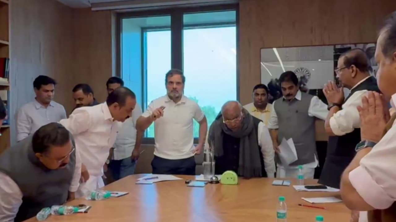 കേരളത്തിൽ നേതൃമാറ്റമില്ല, ഹൈക്കമാന്‍ഡ് യോഗത്തിൽ വികാരാധീനനായി സുധാകരൻ; 'തന്നെ ഒറ്റപ്പെടുത്താൻ നീക്കം നടന്നു'