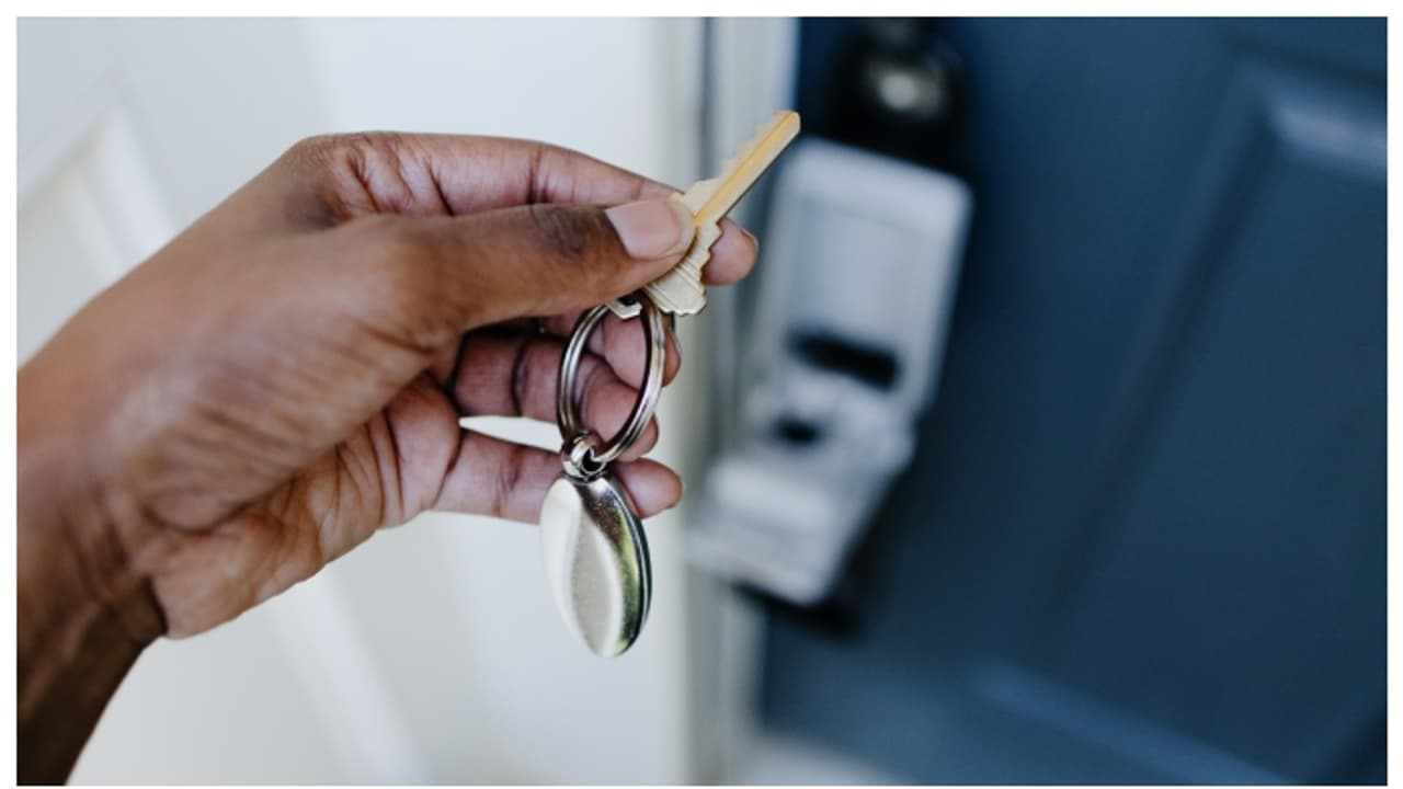 കള്ളത്താക്കോൽ ഉപയോഗിച്ച് യുവതിയുടെ വീട്ടിൽ കയറിയത് പത്തോളം തവണ, അടിവസ്ത്രം മോഷ്ടിച്ച 34 കാരൻ അറസ്റ്റിൽ കള്ളത്താക്കോൽ ഉപയോഗിച്ച് യുവതിയുടെ വീട്ടിൽ കയറിയത് പത്തോളം തവണ, അടിവസ്ത്രം മോഷ്ടിച്ച 34 കാരൻ അറസ്റ്റിൽ