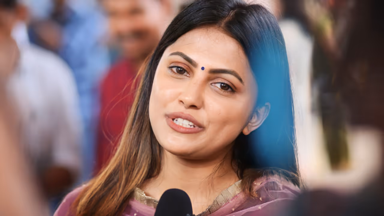 'എനിക്കു വേണ്ടി പൂജ കഴിപ്പിച്ച ആരാധകർ വരെയുണ്ട്'; ശ്രീവിദ്യ മുല്ലച്ചേരി പറയുന്നു