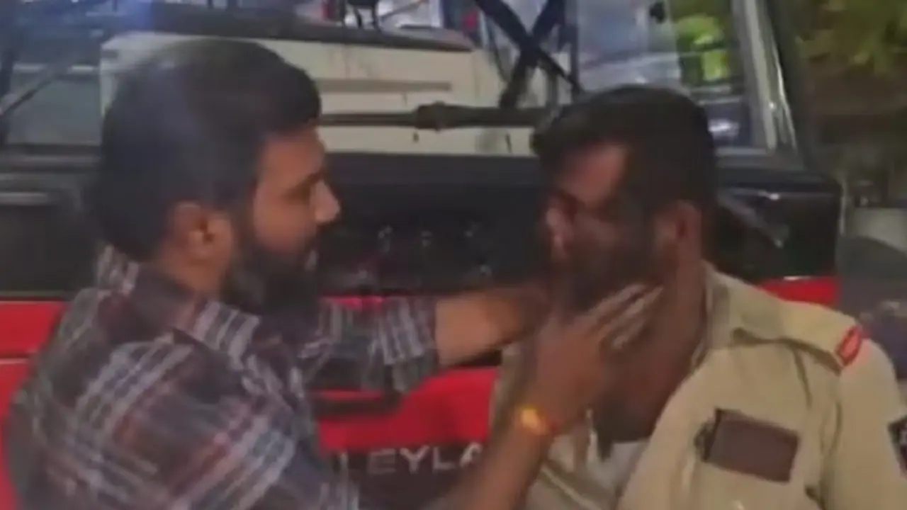 ರಾಜ್ಯದ ಬಸ್ ಚಾಲಕನ ಮುಖಕ್ಕೆ ಮಸಿ: ನಿಲ್ಲದ ಮರಾಠಿಗರ ಪುಂಡಾಟಿಕೆ ರಾಜ್ಯದ ಬಸ್ ಚಾಲಕನ ಮುಖಕ್ಕೆ ಮಸಿ: ನಿಲ್ಲದ ಮರಾಠಿಗರ ಪುಂಡಾಟಿಕೆ