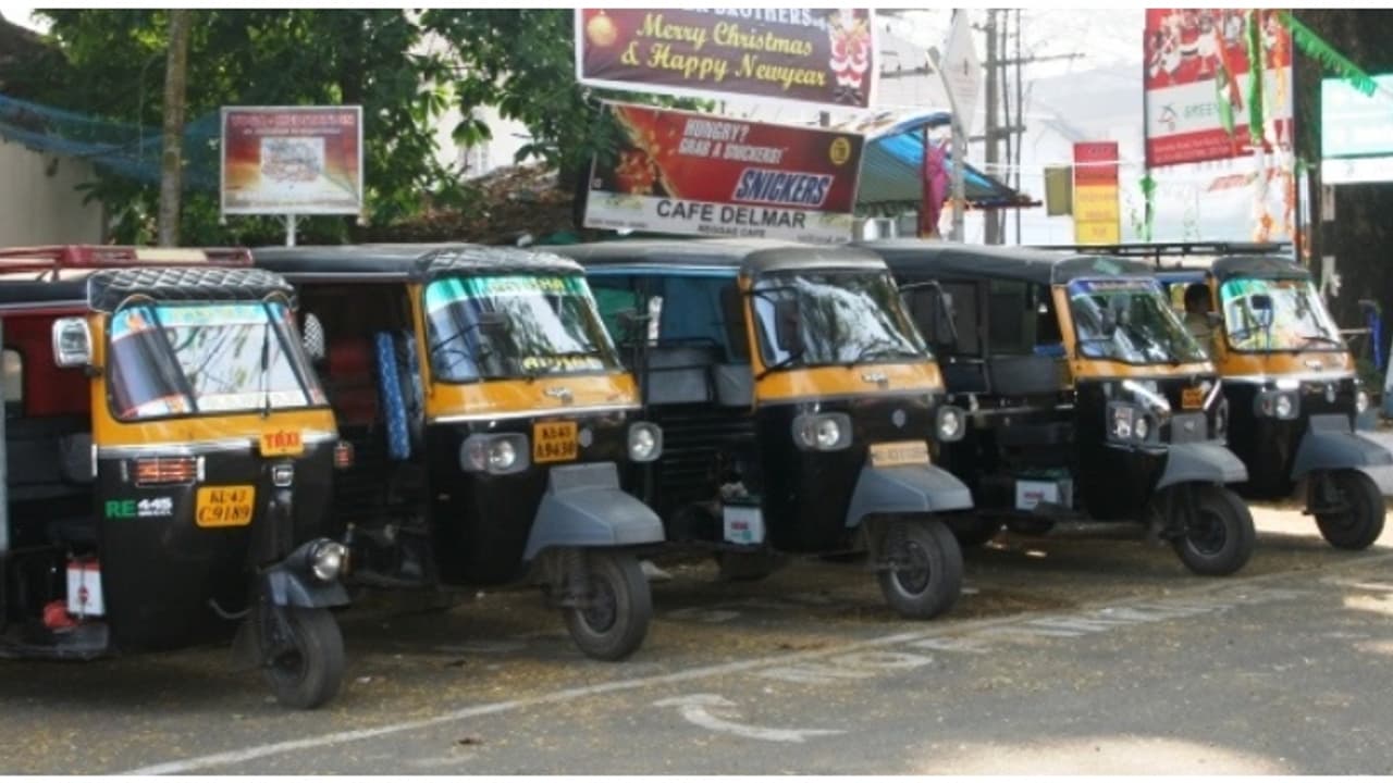 'ഓട്ടോയിൽ മീറ്റർ പ്രവർത്തിപ്പിച്ചില്ലെങ്കിൽ സൗജന്യ യാത്ര സ്റ്റിക്കർ പതിക്കണം', എംവിഡി പരിഷ്കാരം ഇന്ന് മുതൽ 'ഓട്ടോയിൽ മീറ്റർ പ്രവർത്തിപ്പിച്ചില്ലെങ്കിൽ സൗജന്യ യാത്ര സ്റ്റിക്കർ പതിക്കണം', എംവിഡി പരിഷ്കാരം ഇന്ന് മുതൽ