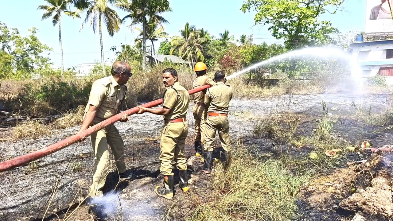 കുറ്റിക്കാട്ടിൽ നിന്ന് തീ പടർന്നു, കെഎസ്ഇബിയുടെ കേബിൾ കത്തി നശിച്ചു; തീയണച്ചത് അര മണിക്കൂറോളം പണിപ്പെട്ട്! കുറ്റിക്കാട്ടിൽ നിന്ന് തീ പടർന്നു, കെഎസ്ഇബിയുടെ കേബിൾ കത്തി നശിച്ചു; തീയണച്ചത് അര മണിക്കൂറോളം പണിപ്പെട്ട്!