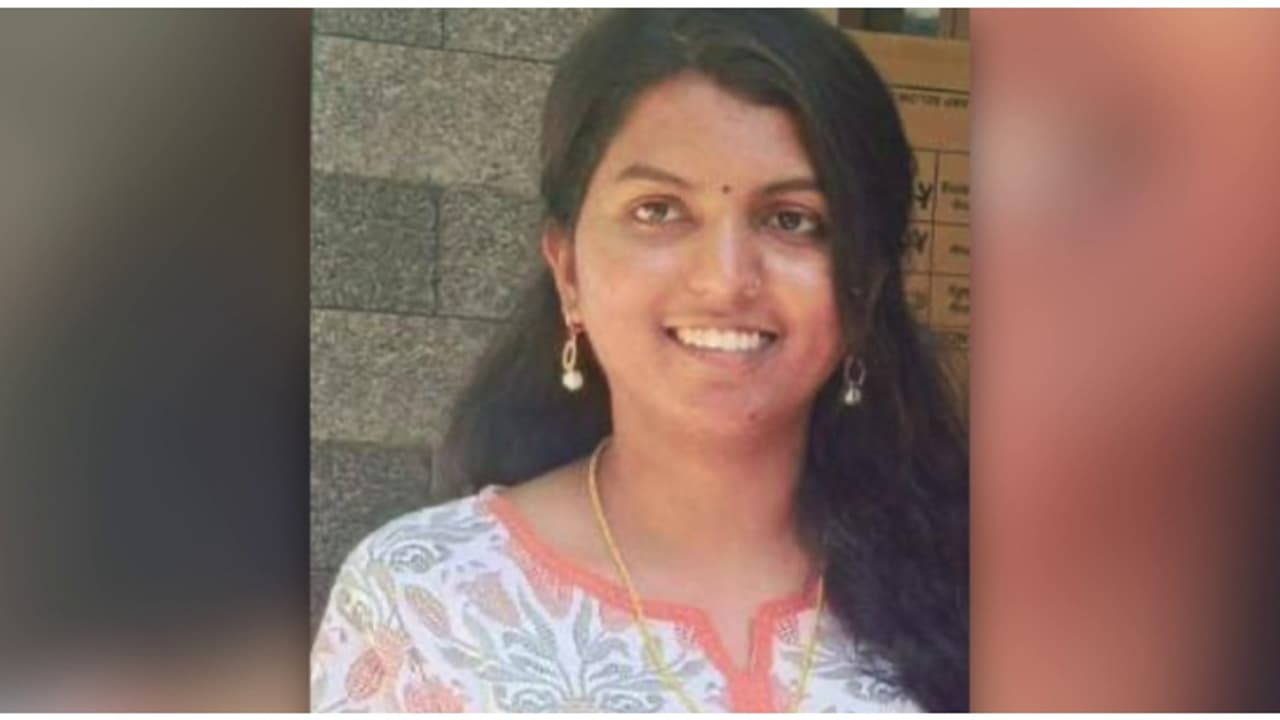  വിവാഹം കഴിഞ്ഞ് ഒരു മാസം ആകും മുന്നേ നവവധു ഭർതൃവീട്ടിൽ തൂങ്ങി മരിച്ചനിലയിൽ 