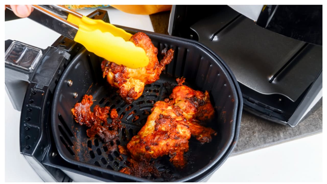 എയർ ഫ്രൈയർ വൃത്തിയാക്കുമ്പോൾ ഇക്കാര്യങ്ങൾ ശ്രദ്ധിക്കാം എയർ ഫ്രൈയർ വൃത്തിയാക്കുമ്പോൾ ഇക്കാര്യങ്ങൾ ശ്രദ്ധിക്കാം