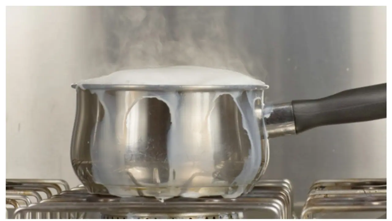 ഇനി പാൽ അടിയിൽ പിടിച്ചാലും സ്വാദ് മാറില്ല; ഇതാ ചില പൊടിക്കൈകൾ