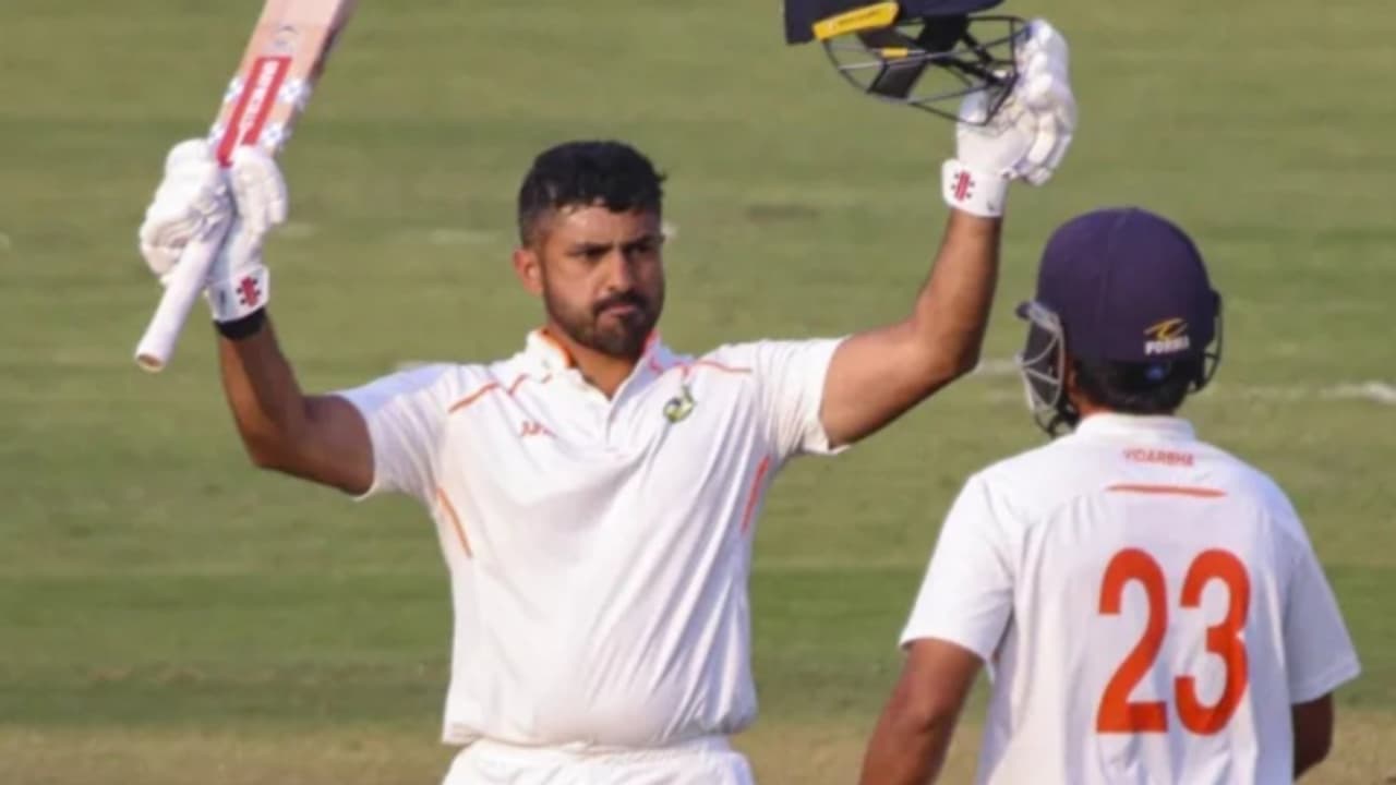 അഴിയാകുരുക്കായി മലയാളി താരം! കരുണ് നായരെ തളയ്ക്കാനാവാതെ കേരളം; വിദര്ഭ ഡ്രൈവിംഗ് സീറ്റില് അഴിയാകുരുക്കായി മലയാളി താരം! കരുണ് നായരെ തളയ്ക്കാനാവാതെ കേരളം; വിദര്ഭ ഡ്രൈവിംഗ് സീറ്റില്