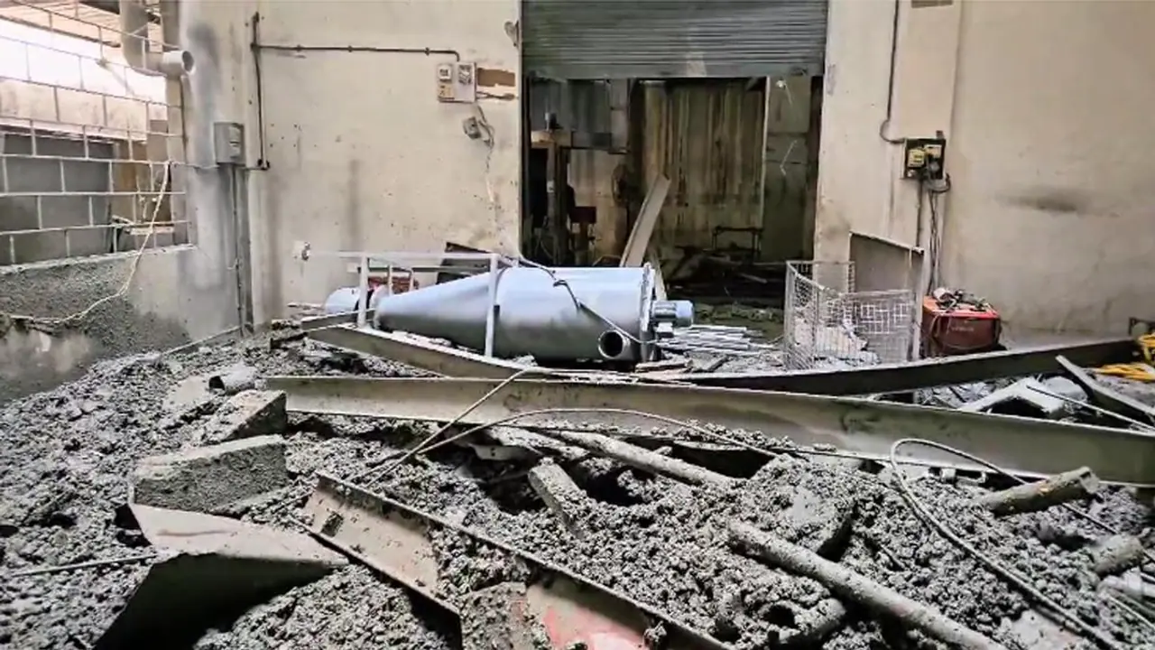 പുലർച്ചെ ഉറങ്ങിക്കിടക്കവെ മേൽക്കൂര തകർന്നു, മൂന്ന് കുട്ടികളും അച്ഛനും അമ്മയും അടിയിൽപ്പെട്ട് മരിച്ചു