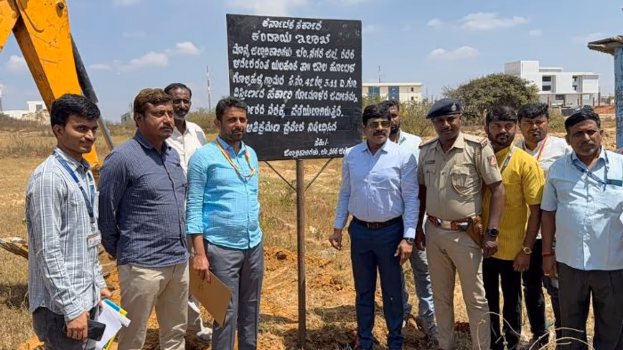 ಬೆಂಗಳೂರಿನಲ್ಲಿ 80 ಕೋಟಿ ರೂ. ಮೌಲ್ಯದ ಸರ್ಕಾರಿ ಜಮೀನು ವಶ! ಭೂಗಳ್ಳರಿಗೆ ವಿಷಕಂಠನಾದ ಡಿಸಿ ಜಗದೀಶ್! ಬೆಂಗಳೂರಿನಲ್ಲಿ 80 ಕೋಟಿ ರೂ. ಮೌಲ್ಯದ ಸರ್ಕಾರಿ ಜಮೀನು ವಶ! ಭೂಗಳ್ಳರಿಗೆ ವಿಷಕಂಠನಾದ ಡಿಸಿ ಜಗದೀಶ್!