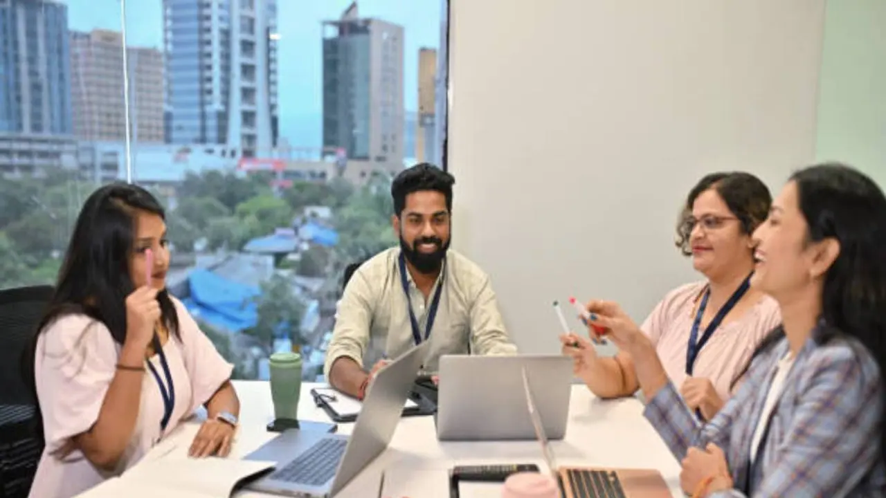 ஆபீசில் அனைவருக்கும் உங்களை பிடிக்க வேண்டுமா? இதோ சில ட்ரெண்டிங் டிப்ஸ்