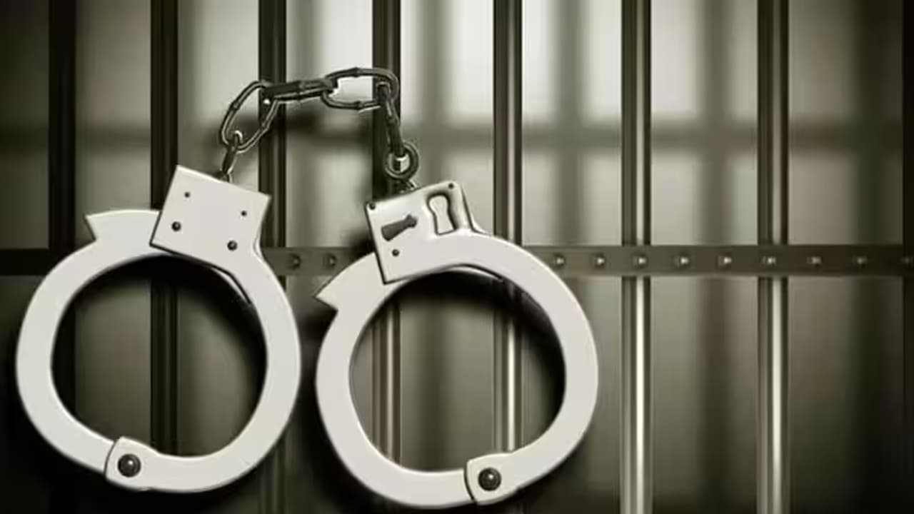 കോഫി ഷോപ്പിൽ ടോക്കൺ എടുക്കാത്തതിനെ തുടർന്ന് അടിപിടി; പ്രതികളുടെ വീട്ടിൽ യുവതിയെ പൂട്ടിയിട്ട നിലയിൽ കോഫി ഷോപ്പിൽ ടോക്കൺ എടുക്കാത്തതിനെ തുടർന്ന് അടിപിടി; പ്രതികളുടെ വീട്ടിൽ യുവതിയെ പൂട്ടിയിട്ട നിലയിൽ