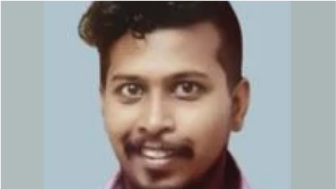 ട്രെയിനിൽ നിന്ന് വീണതെന്ന് നിഗമനം, ഫറോക്ക് റെയിൽ പാളത്തിന് സമീപം കണ്ടെത്തിയ മൃതദേഹം വൈക്കം സ്വദേശിയുടേത് ട്രെയിനിൽ നിന്ന് വീണതെന്ന് നിഗമനം, ഫറോക്ക് റെയിൽ പാളത്തിന് സമീപം കണ്ടെത്തിയ മൃതദേഹം വൈക്കം സ്വദേശിയുടേത്