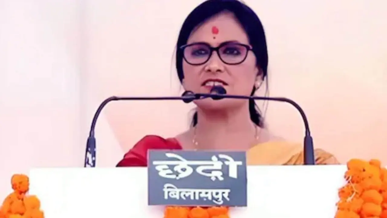Bilaspur Mayor mistakenly vows to uphold 'Communalism' in major blunder at oath event (WATCH)