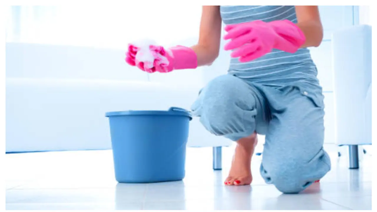 നിലത്തെ ടൈൽ വൃത്തിയാക്കാൻ ഇനി പാടുപെടേണ്ട; ഇതാ എളുപ്പവഴികൾ നിലത്തെ ടൈൽ വൃത്തിയാക്കാൻ ഇനി പാടുപെടേണ്ട; ഇതാ എളുപ്പവഴികൾ