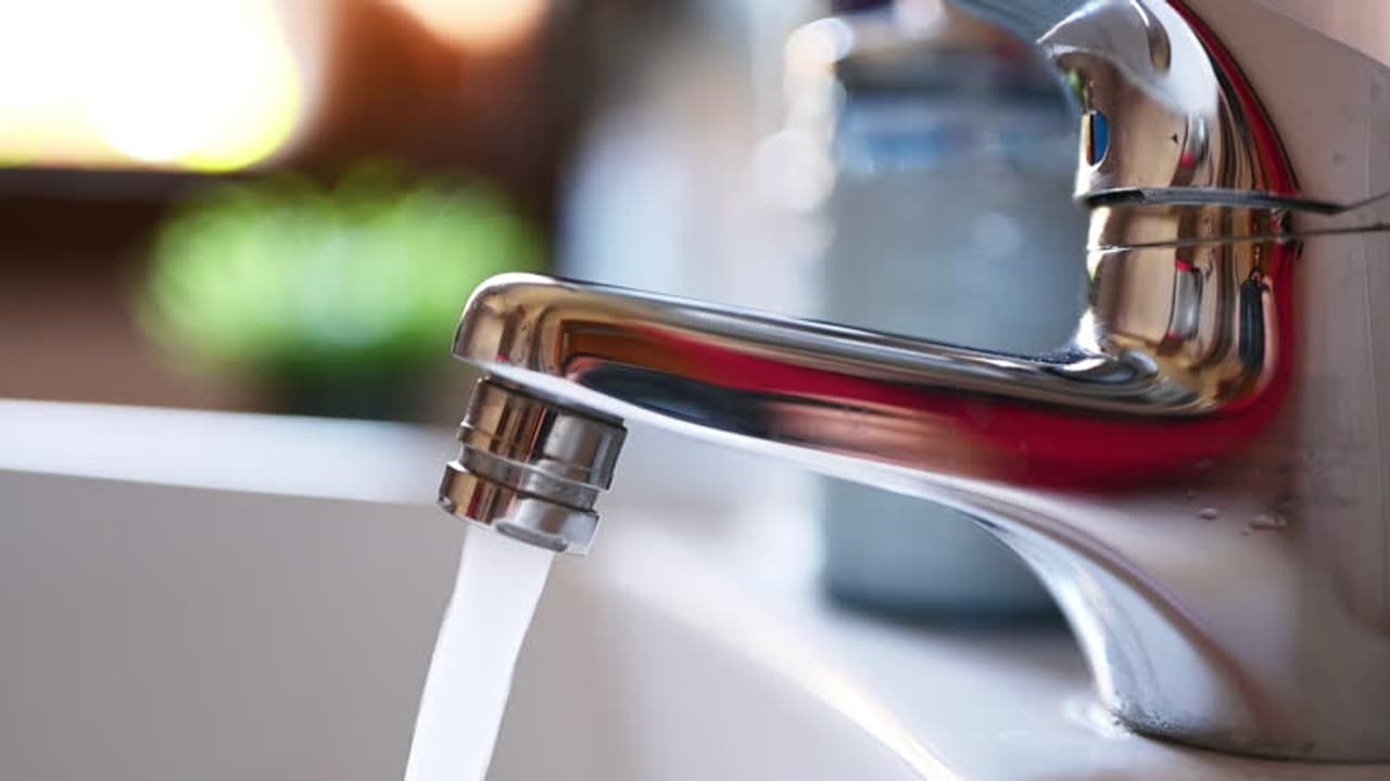 വീടുകളിൽ ഉപയോഗിച്ച് തീർക്കുന്നത് ലിറ്റർ കണക്കിന് വെള്ളം; പാഴാകാതിരിക്കാൻ ഈ കാര്യങ്ങൾ ശ്രദ്ധിക്കാം 