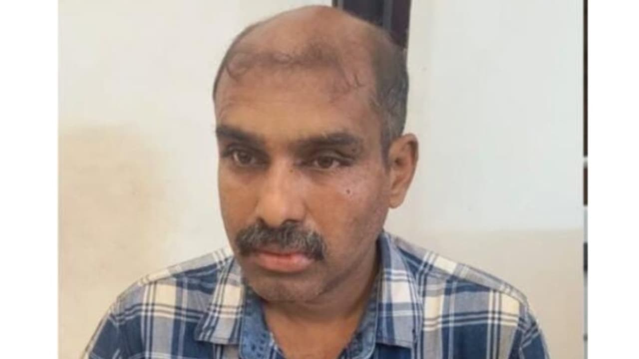 മാതാപിതാക്കളെ തെറിപറഞ്ഞതിനെച്ചൊല്ലി തർക്കം: സെക്യൂരിറ്റി ജീവനക്കാരനെ കമ്പിവടികൊണ്ട് അടിച്ച സംഭവത്തിൽ അറസ്റ്റ് മാതാപിതാക്കളെ തെറിപറഞ്ഞതിനെച്ചൊല്ലി തർക്കം: സെക്യൂരിറ്റി ജീവനക്കാരനെ കമ്പിവടികൊണ്ട് അടിച്ച സംഭവത്തിൽ അറസ്റ്റ്