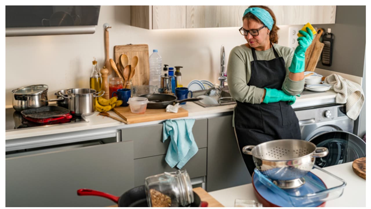 അടുക്കളയിൽ അപകടങ്ങൾ പതിയിരിക്കുന്നുണ്ട്; ഈ കാര്യങ്ങൾ നിങ്ങൾ അറിഞ്ഞിരിക്കണം അടുക്കളയിൽ അപകടങ്ങൾ പതിയിരിക്കുന്നുണ്ട്; ഈ കാര്യങ്ങൾ നിങ്ങൾ അറിഞ്ഞിരിക്കണം