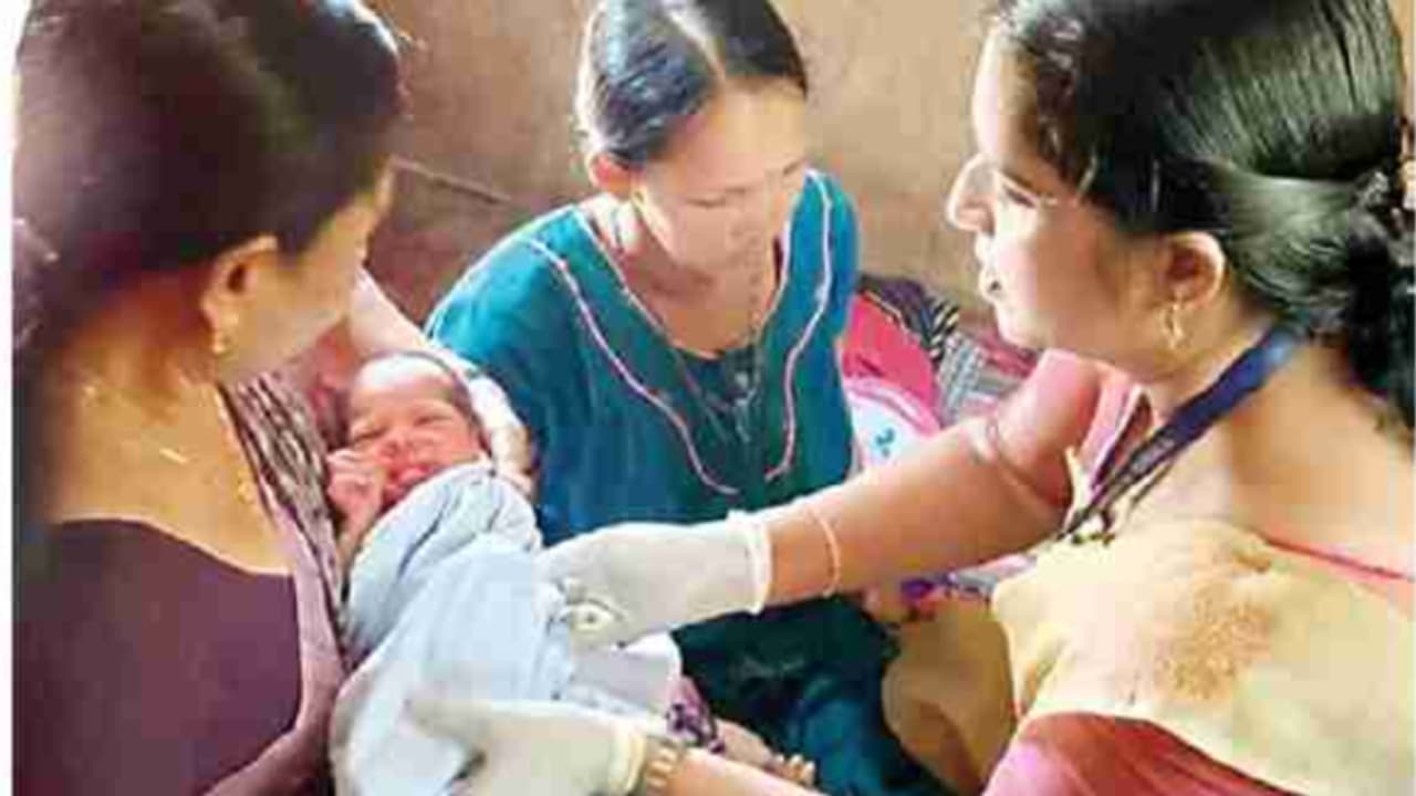 ജോലി തേടിയെത്തിയ ഒഡിഷ യുവതി ഇരട്ടക്കുട്ടികള്ക്ക് ജന്മം നല്കി; കരുതലോടെ വരവേറ്റ് നാട് ജോലി തേടിയെത്തിയ ഒഡിഷ യുവതി ഇരട്ടക്കുട്ടികള്ക്ക് ജന്മം നല്കി; കരുതലോടെ വരവേറ്റ് നാട്