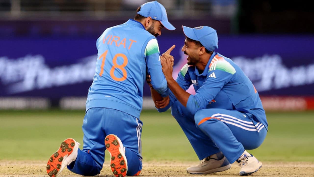 വില്യംസണിന്റെ വിക്കറ്റെടുത്ത് ഇന്ത്യൻ വിജയം ഉറപ്പിച്ച അക്സറിന്റെ കാലില് തൊട്ട് വിരാട് കോലി വില്യംസണിന്റെ വിക്കറ്റെടുത്ത് ഇന്ത്യൻ വിജയം ഉറപ്പിച്ച അക്സറിന്റെ കാലില് തൊട്ട് വിരാട് കോലി