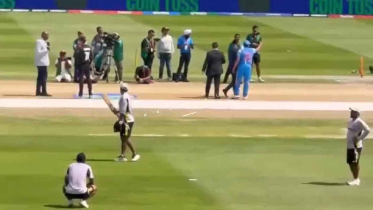 'ഓടെടാ'..., വീണ്ടും ടോസ് നഷ്ടമായതിന് പിന്നാലെ കളിയാക്കിയ സഹതാരങ്ങളെ ഓടിച്ചുവിട്ട് രോഹിത് 'ഓടെടാ'..., വീണ്ടും ടോസ് നഷ്ടമായതിന് പിന്നാലെ കളിയാക്കിയ സഹതാരങ്ങളെ ഓടിച്ചുവിട്ട് രോഹിത്